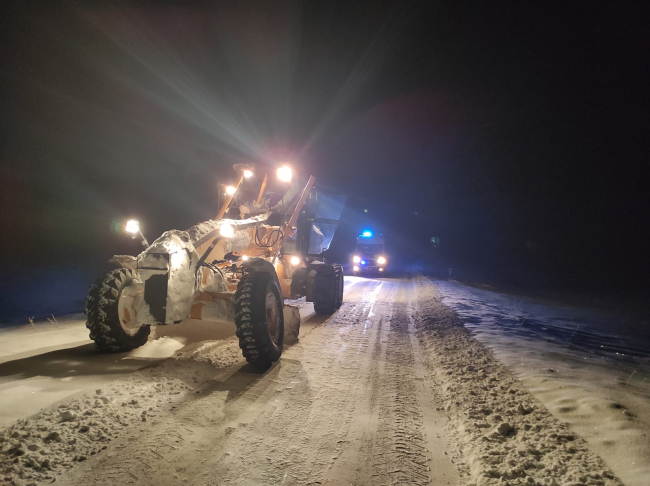 Sivas'ta ekipler yolu kapanan köydeki hasta için seferber oldu